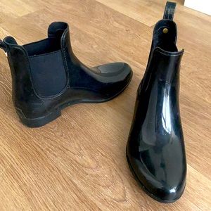 Black ankle rain boots